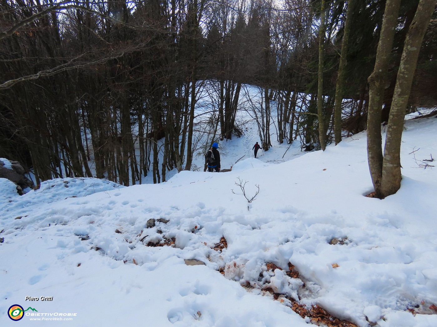 33 Scendiamo alla Bocca del Grassello (1390 m).JPG